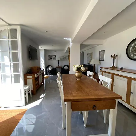 Amity. Exclusive Poolside Garden Apartment Sarlat-la-Caneda