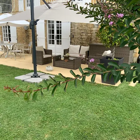 Apartment Amity. Exclusive Poolside Garden